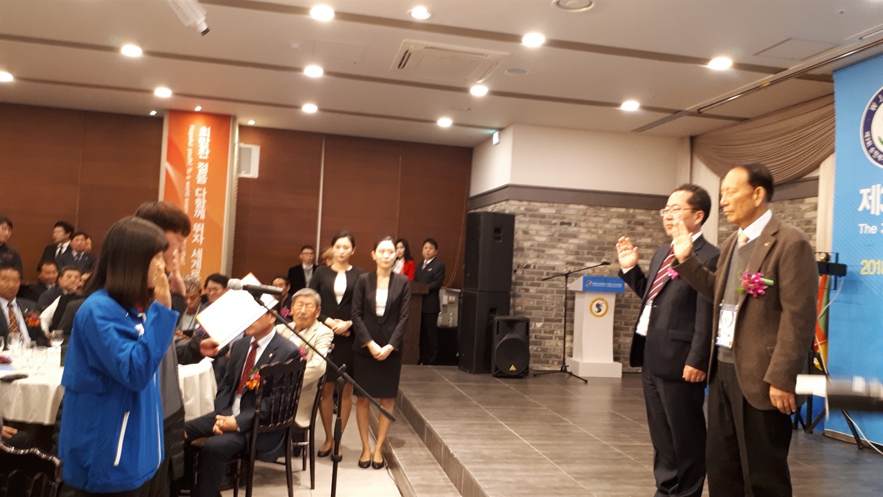 선서하는 대표 선수 19일 열린 개막식에서 두 명의 대표 정구선수가 허석 조직위원장과 박상하 국제정구연맹 회장 앞에서 선서하고 있다. 