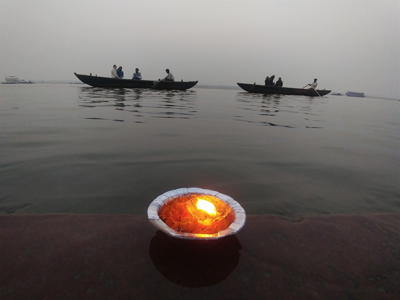 인도 바라나시, 새벽 갠지스강에 소원을 빌며 띄운 디아
