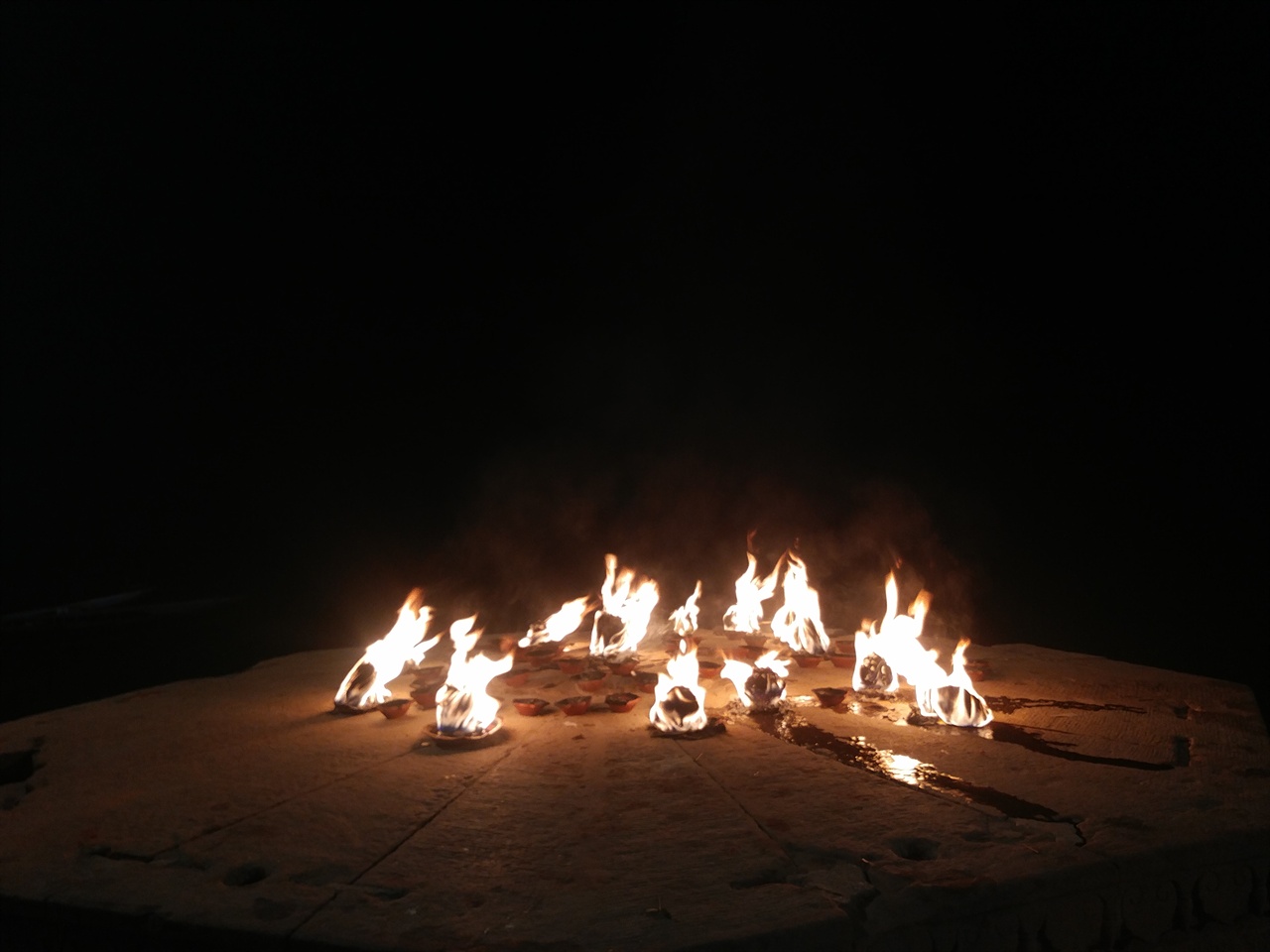 인도 바라나시, 갠지스강에 피워 놓은 불