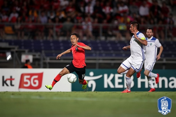 문선민 문선민이 그림 같은 왼발 중거리 슈팅으로 한국의 세 번째 골을 성공시켰다. 