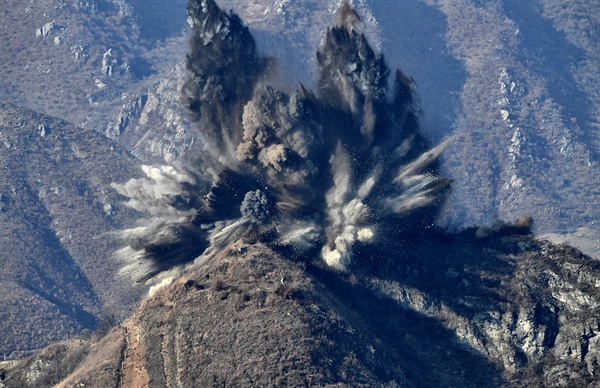 지난 11월 20일 오후 폭파되고 있는 북측 GP 모습.