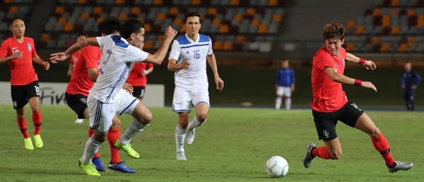 슛하는 황의조 20일 호주 브리즈번 퀸즐랜드 스포츠 육상센터(QSAC)에서 열린 한국과 우즈베키스탄의 축구국가대표 친선경기.

황의조가 슛을 하고 있다. 한국 4-0 승리.