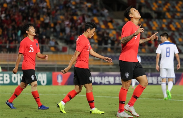 석현준 득점 20일 호주 브리즈번 퀸즐랜드 스포츠 육상센터(QSAC)에서 열린 한국과 우즈베키스탄의 축구국가대표 친선경기.

후반 석현준이 팀의 네번째 골을 성공한 후 세리머니를 하고 있다. 
