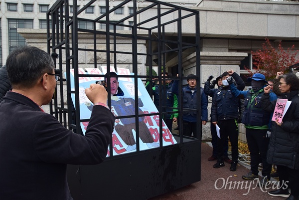  한국지엠 창원공장이 고용노동부로부터 불법파견 판정을 받은 가운데, 민주노총 경남지역본부, 함께살자 대책위는 11월 21일 창원지방검찰청 앞에서 기자회견을 열어 카허카젬 사장의 구속을 촉구했다.