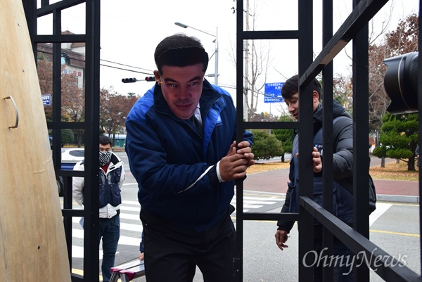  한국지엠 창원공장이 고용노동부로부터 불법파견 판정을 받은 가운데, 민주노총 경남지역본부, 함께살자 대책위는 11월 21일 창원지방검찰청 앞에서 기자회견을 열어 카허카젬 사장의 구속을 촉구했다.