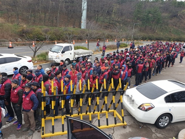 21일 '민주노총 총파업 세종충남대회'에 참가하기 위해 서산지역 노동자들이 모여있다