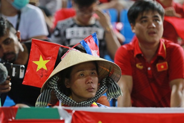  지난 2017년 프놈펜 올림픽스타디움에서 열린 캄보디아와 베트남간 아시안컵 예선경기 당시  베트남출신 남성이 양국 국기를 모자에 달고 응원전을 펼치고 있는 모습.  