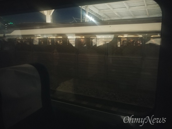 20일 오후 단전사고로 충북 청주 오송역에 멈춰선 KTX414열차 안에서 밖을 바라본 모습. 기자가 탄 객차는 오송역 플랫폼에 미처 들어서지 못했다. 바깥의 가로등 불빛 때문에 기차 내부가 완전히 깜깜해지지는 않았다.