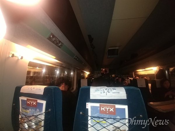 20일 오후 단전사고로 충북 청주 오송역에 멈춰선 KTX414 열차 안에 비상등만 켜져있다.
