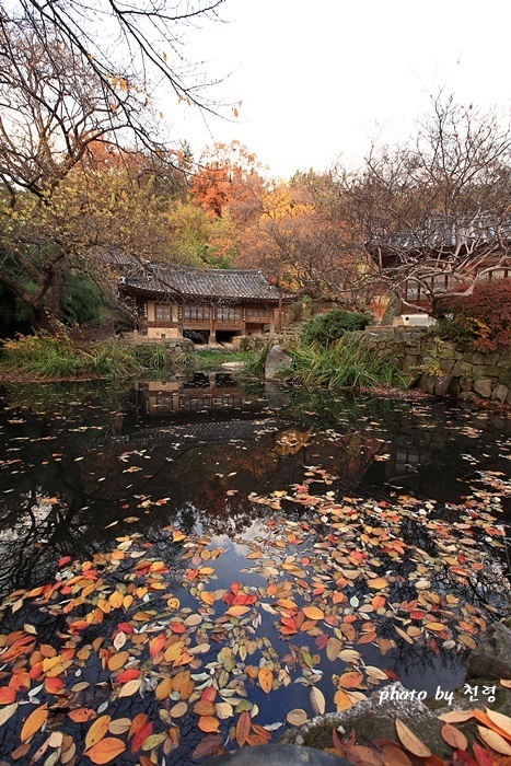 남간정사 지금의 남간정사는 연못을 중심으로 조성되어 있다. 