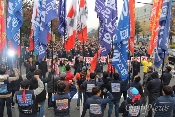 민주노총 경남본부는 11월 21일 늦은 오후 창원지방검찰청 앞에서 "적폐청산, 노조할 권리, 사회대개혁 총파업 결의대회"를 열었다.