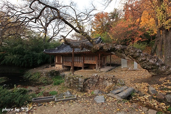 정사 앞으론 마당이 없고 곧장 연못으로 이어져 정사의 뒤쪽으로 출입해야 한다. 기국정과 연못 사이의 소로를 따라 작은 돌다리를 건너서 돌아간다.  