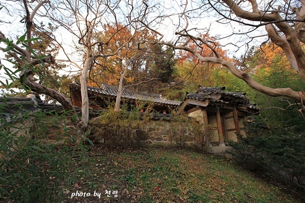 남간사 1936년에는 사당인 남간사가 지어졌는데, 현재는 공원 안에 새로 조성됐다.