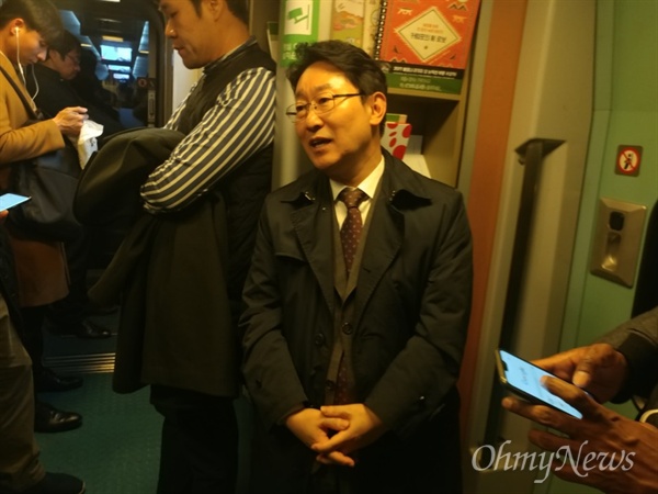 20일 오후 단전사고로 충북 청주 오송역에 멈춰선 KTX 414 열차에서 대체열차로 갈아탄 박의원이 함께있던 시민들과 대화를 하고 있다.