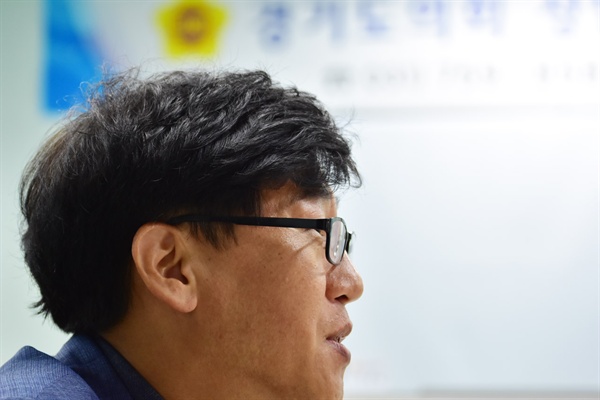 경기도의회 상담소에서 인터뷰 중인 국중범 도의원