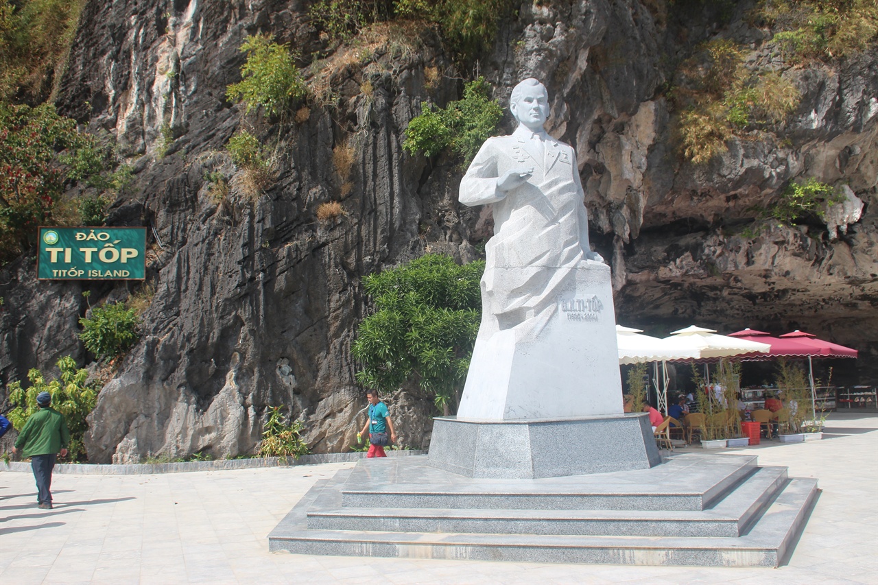 티톱섬에 세워진 러시아 우주비행사 티톱의 동상