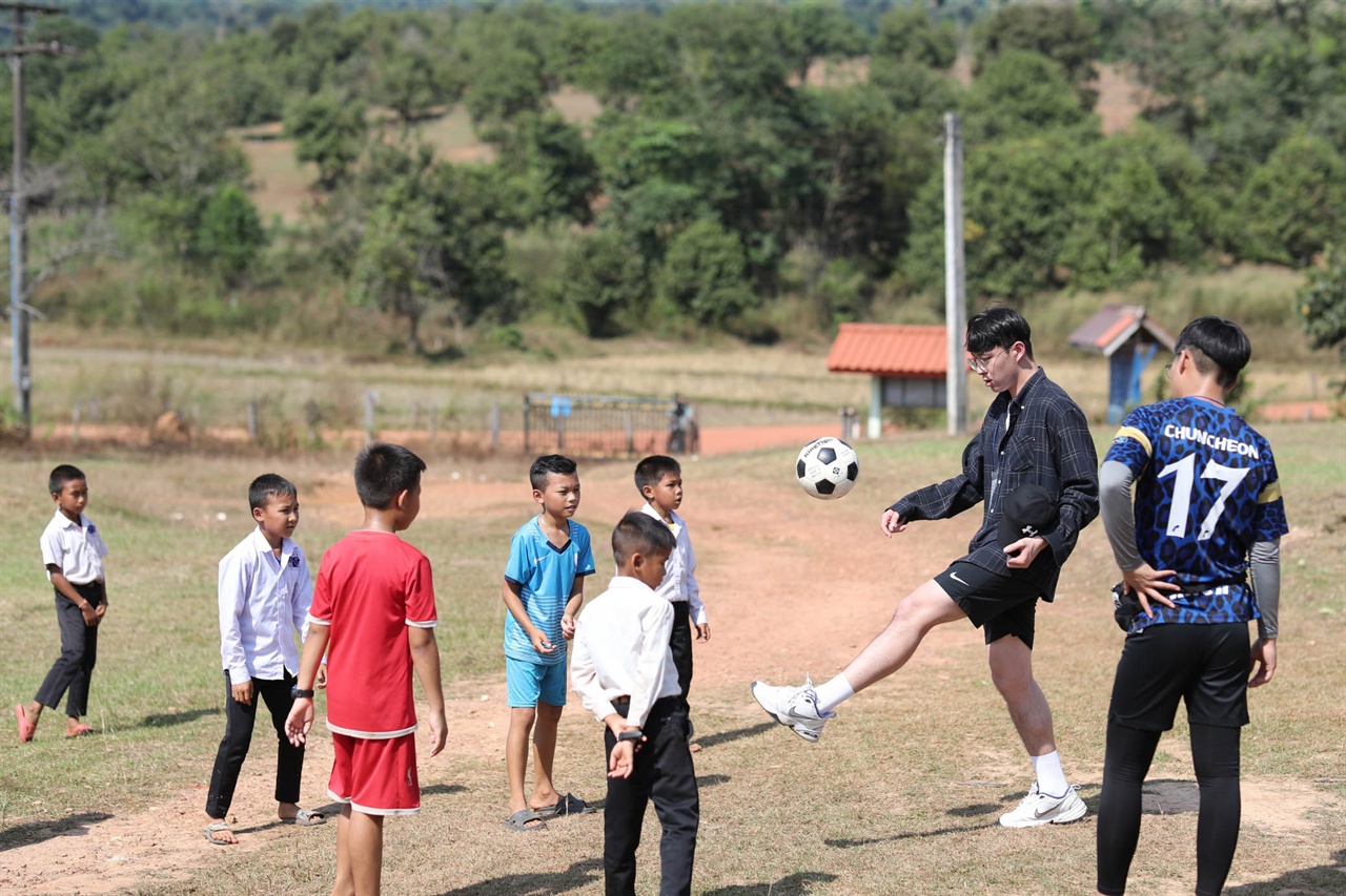 아이들 앞에서 축구기술을 보여주고 있는 박호준 학생기자