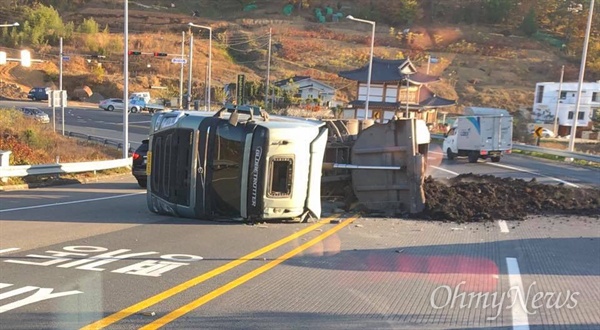 11월 22일 오전 진주시 이현동 오르막 도로에서 트럭이 넘어져 있다.