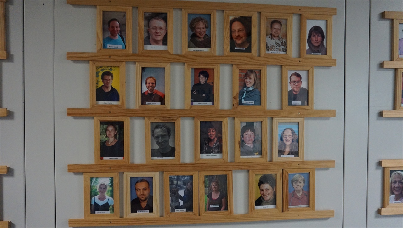 괴팅겐 통합학교 교무실 입구에 부착해 놓은 교사들 사진.
