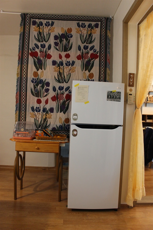 스튜디오의 작은 냉장고. 우리는 그동안 왜 900L 대형 냉장고만 정답이라 생각했던 걸까.