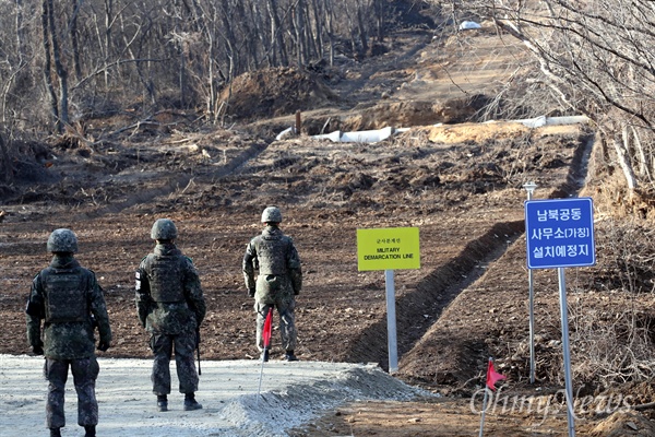 지난 2018년 11월 22일 남측 병력이 군사분계선(MDL 도로에 쇄석이 깔려있는 끝 지점) 바로 앞에서 경계를 서고 있다. (자료사진, 사진은 기사의 내용과 직접적인 관련이 없습니다)