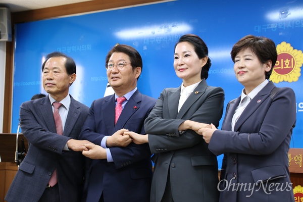 류한국 대구 서구청장, 권영진 대구시장, 배지숙 대구시으회 의장, 강은희 대구시교육감은 22일 오후 대구시의회에서 기자회견을 갖고 내년부터 중학교 전면 무상급식을 실시하겠다고 밝혔다.