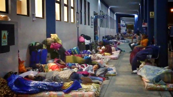 에콰도르-페루 툼베스 국경의 밤. 땅바닥에 누워 잠을 자며 차례를 기다리는 베네수엘라 사람들.