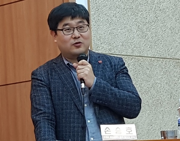 손승호 한국기독교교회협의회 간사가 발제를 하고 있다.