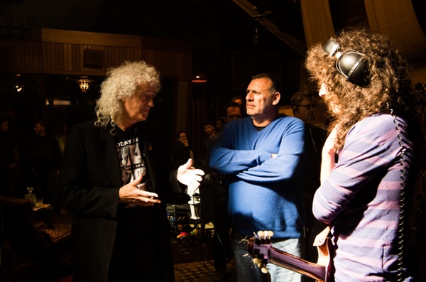  퀸의 기타리스트 브라이언 메이(왼쪽)는 영화 <보헤미안 랩소디> 제작에 직접 참여하기도 했다. 