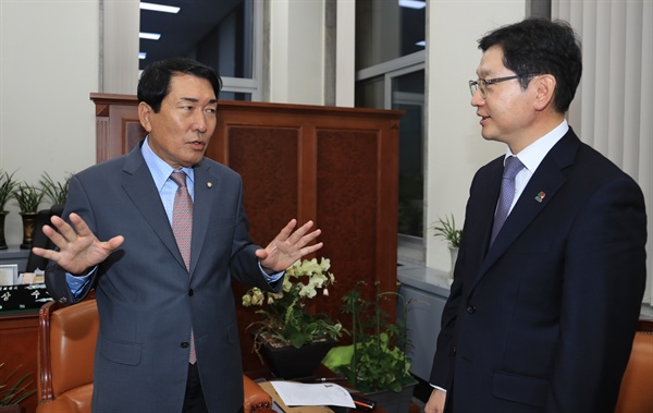 김경수 경남지사는 11월 22일 국회를 찾아 안상수 예결위원장을 만났다.