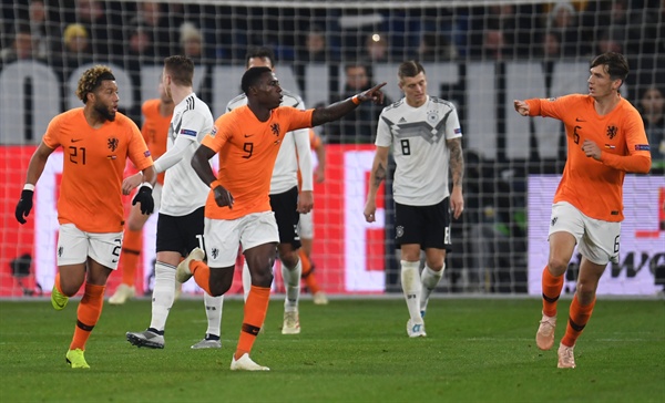  네덜란드 선수들이 20일(한국 시간) 독일 겔젠키르헨 펠틴스 아레나에서 열린 2018-2019 유럽축구연맹(UEFA) 네이션스리그A 조별리그 1조 독일과 원정경기에서 골을 넣은 뒤 기뻐하고 있다. 