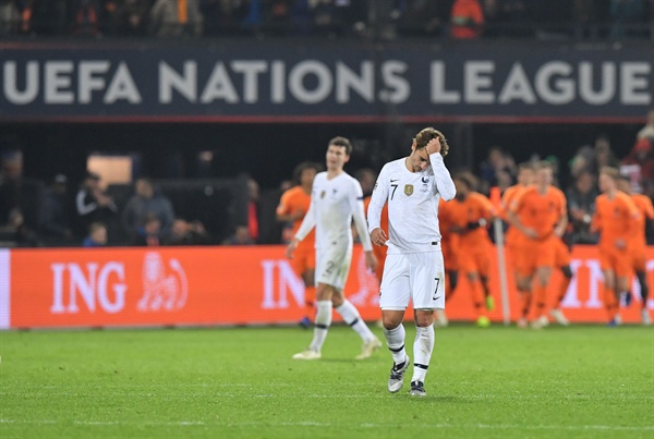  프랑스 축구대표팀의 앙투안 그리에즈만이 17일(한국시간) 네덜란드 로테르담의 페예노르트 스타디온에서 열린 UEFA 네이션스리그 리그A 1조 네덜란드전에서 패한 뒤 괴로워하고 있다.