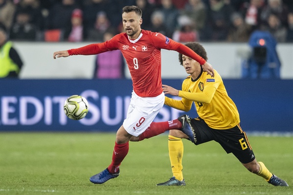  18일(현지 시각) 스위스 루체른 스위스폴라레나 스타디움에서 진행된 2018-2019 UEFA 네이션스리그 스위스와 벨기에의 경기에서 스위스의 하리스 세페로비치(왼쪽)와 벨기에 악셀 비첼(오른쪽) 선수가 볼을 다투고 있다.