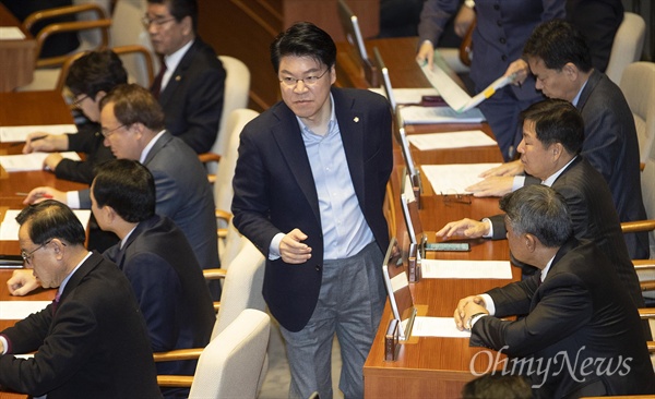 장제원 자유한국당 의원이 23일 오전 서울 여의도 국회에서 열린 본회의에 참석하고 있다.