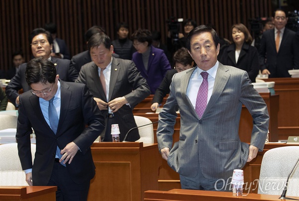 자유한국당 김성태 원내대표와 의원들이 23일 오전 서울 여의도 국회에서 열린 의원총회에 참석하고 있다.