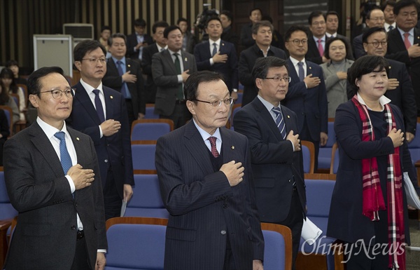 더불어민주당 이해찬 대표와 홍영표 원내대표, 소속 의원들이 23일 오전 서울 여의도 국회에서 열린 의원총회에 참석해 국민의례를 하고 있다.