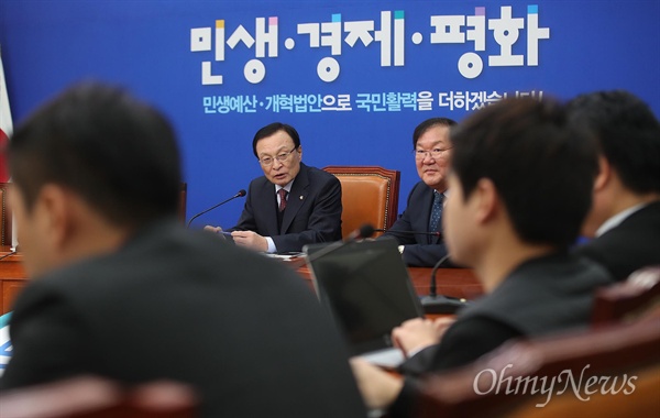 이해찬 더불어민주당 대표가 23일 오전 서울 여의도 국회 당대표실에서 기자간담회를 열어 연동형 비례대표제 수용 여부와 ‘혜경궁 김씨’ 트위터 계정 논란에 휩싸인 이재명 경기도지사에 대한 취재기자들의 질문에 답하고 있다.