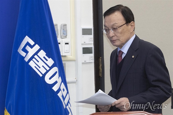 이해찬 더불어민주당 대표가 23일 오전 서울 여의도 국회 당대표실에서 열린 기자간담회에 참석하고 있다.