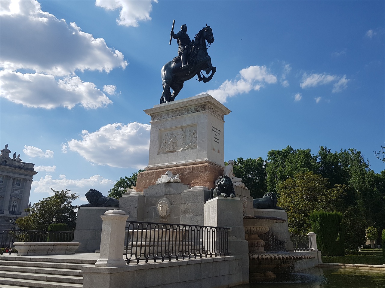 오리엔테 광장에는 펠리페 4세 동상이 광장 중심에 서있습니다. 펠리페 4세는 1621~1665년에 스페인을 통치했던 국왕입니다. 