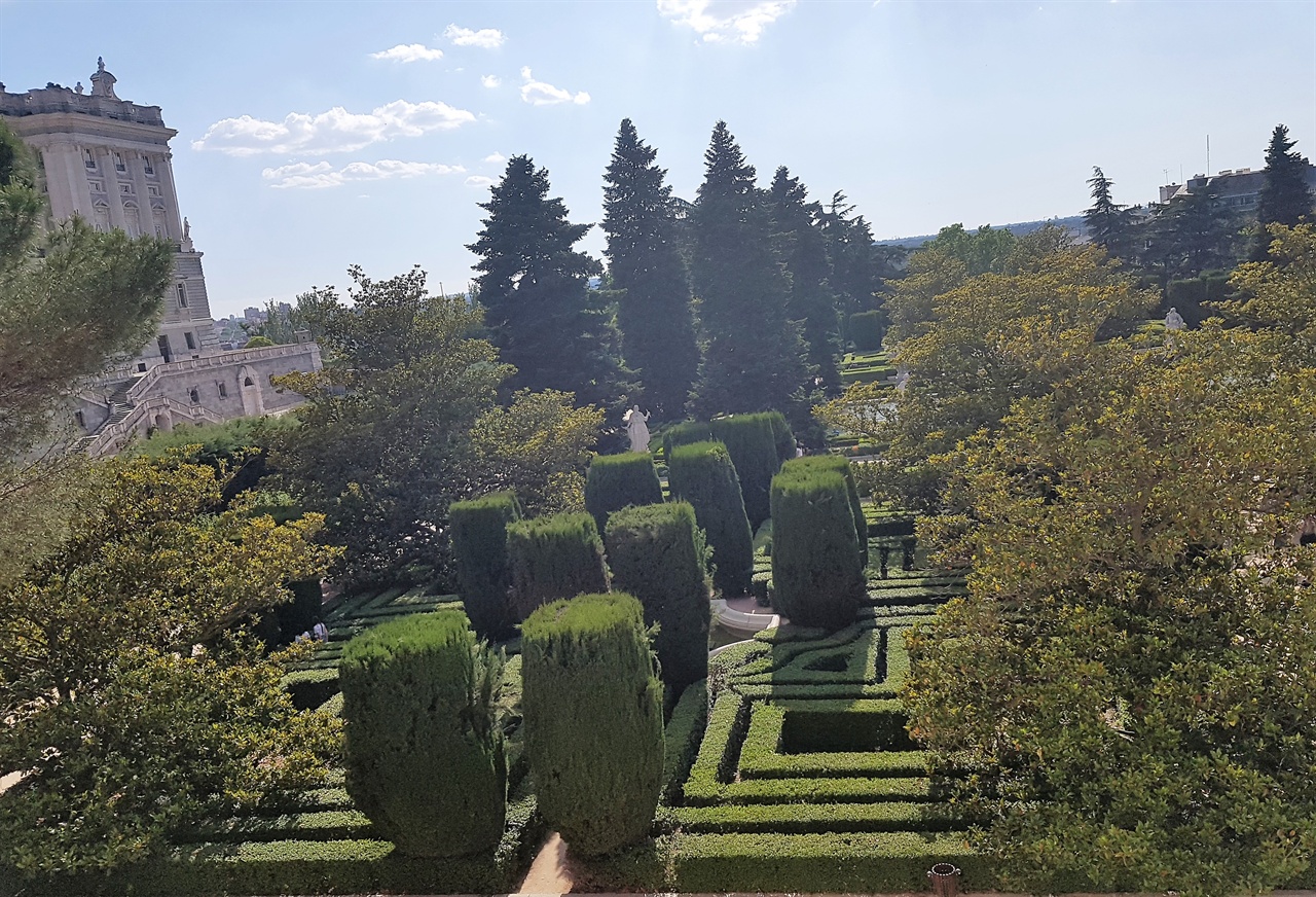 사바티니 정원. 마드리드 왕궁에 딸린 정원으로 전체적으로 완벽한 대칭 조의 기하학적 형태로 꾸며져 있습니다. 