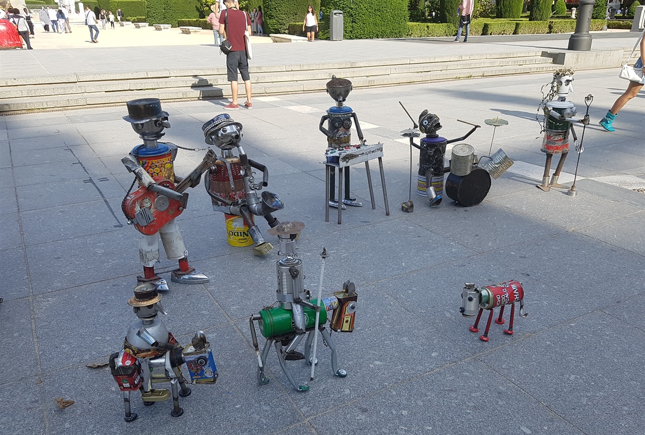 광장 앞 금속으로 만든 장난감 인형의 악대. 재활용품을 이용하여 멋진 작품을 만들었습니다. 