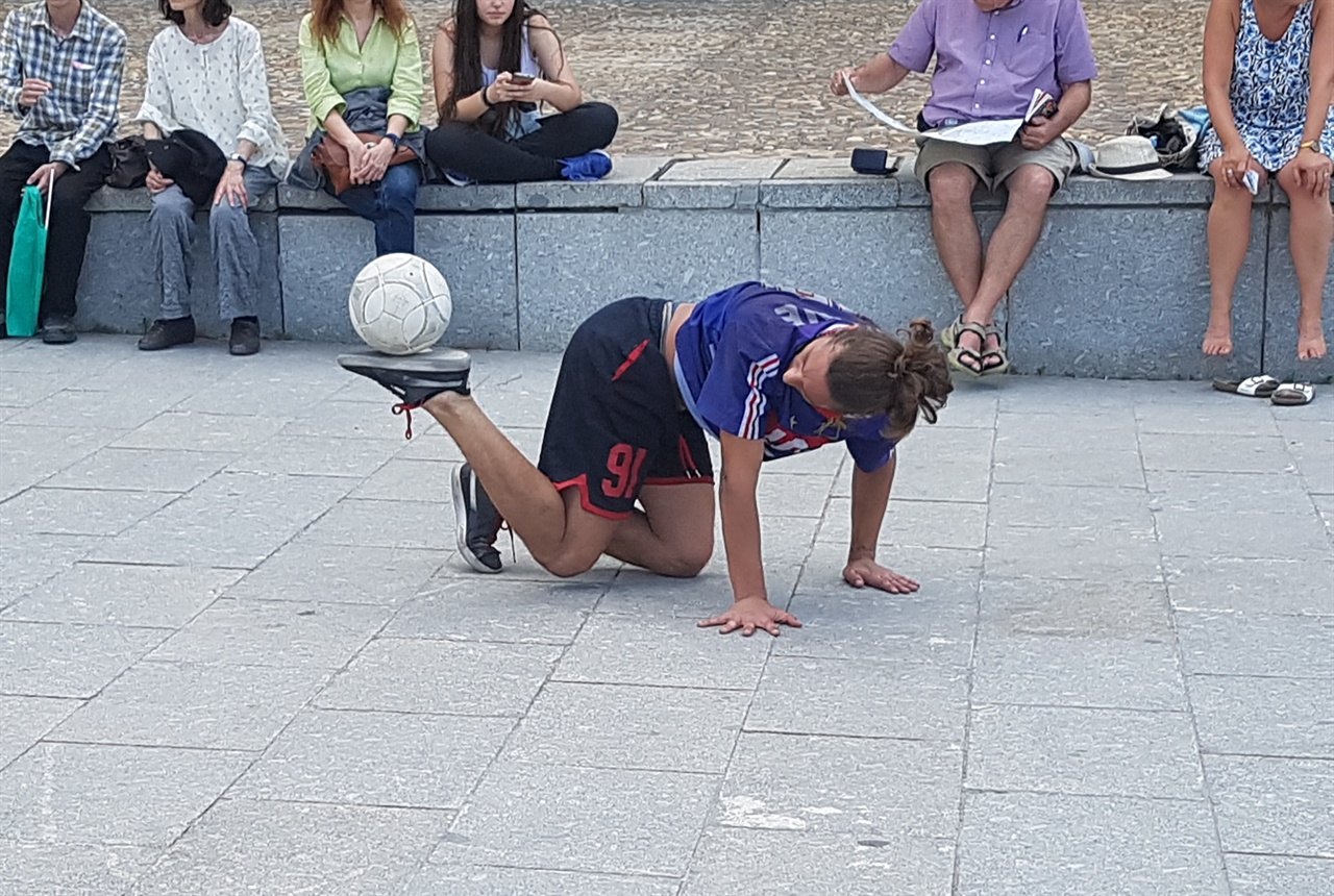 자유분방한 광장에서는 축구의 도시 마드리드답게 축구공으로 묘기를 뽐내는 사람이 있어 한참을 구경하였습니다.