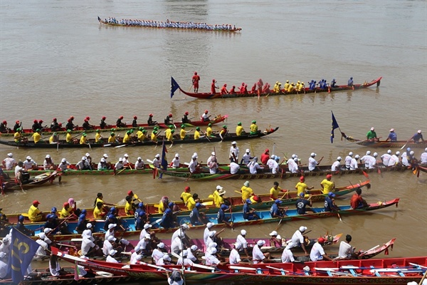 지난 21일~23일까지 3일간 열린 캄보디아 최대 축제인 물축제 보트경주 장면