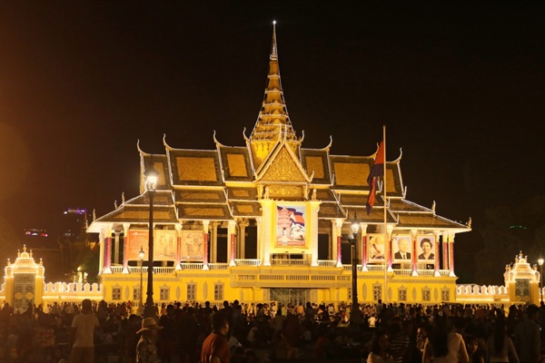 프놈펜 왕궁은 자정에 가까운 시간임에도 물축제를 즐기러 온 관광객들로 북적거렸다. 