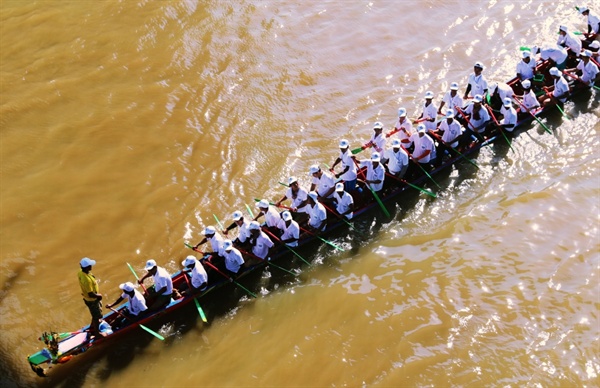 캄보디아 물축제 중 하이라이트인 보트경주에 참여한 배가 황토빛 똔레삽강을 가로 지르고 있다. 