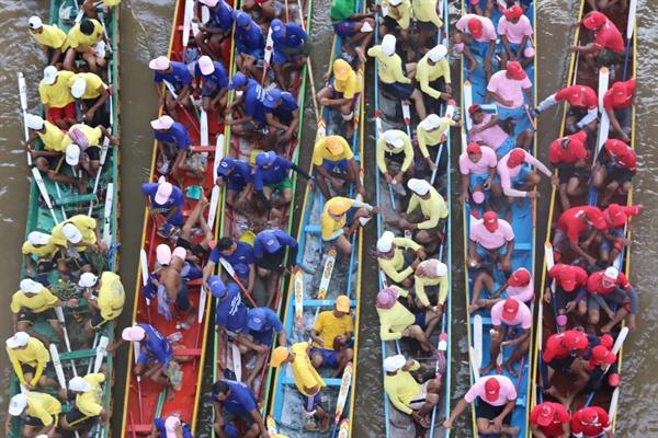 캄보디아 물축제에 참가한 보트경주배들