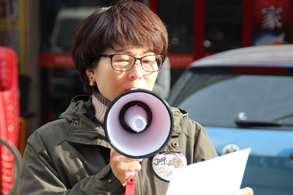  성명서를 낭독하고 있는 가칭 (사)한국빨래방협회 이은자 회장