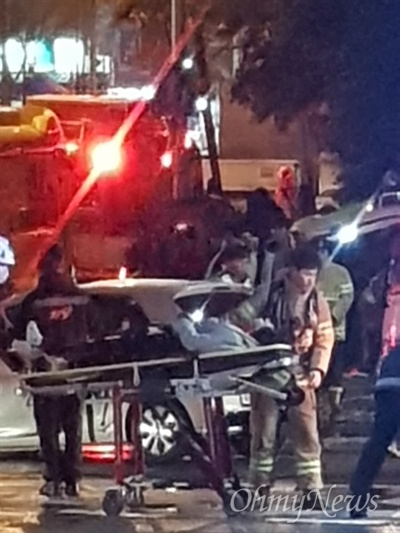 23일 오후 8시께, 광주 광산구 하남로입구 삼거리에서 경차와 버스가 충돌했다. 사고 후 소방대원이 부상자를 이송하고 있다.