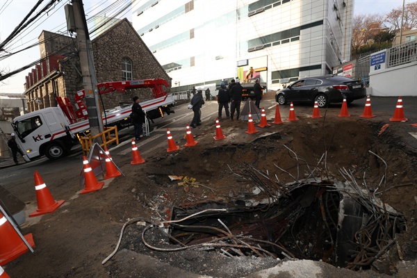 25일 오전 전날 화재가 발생한 서울 서대문구 충정로 KT아현국사에서 KT 관계자 등이 복구를 위해 분주히 움직이고 있다.