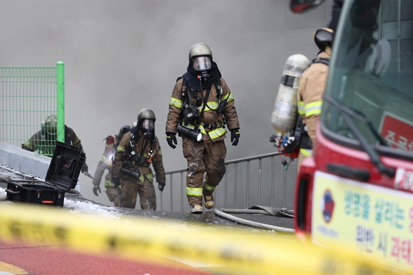 지난해 11월 24일 오전 서울 서대문구 충정로의 KT 아현빌딩 지하 통신구에서 불이나 소방관들이 화재진화 작업을 벌이고 있다.
